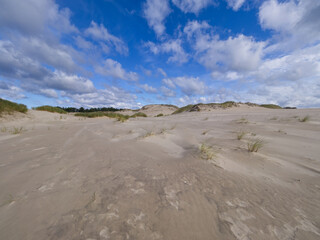 Słowiński Park Narodowy jest położony w środkowej części polskiego wybrzeża. Jest położony w środkowej części polskiego wybrzeża. Charakterystycznym elementem parku jest wydmowy pas mierzei z ruchomym