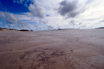 Słowiński Park Narodowy jest położony w środkowej części polskiego wybrzeża. Jest położony w środkowej części polskiego wybrzeża. Charakterystycznym elementem parku jest wydmowy pas mierzei z ruchomym © JDziedzic