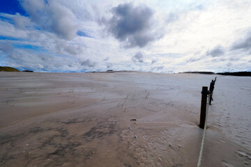 Słowiński Park Narodowy jest położony w środkowej części polskiego wybrzeża. Jest położony w środkowej części polskiego wybrzeża. Charakterystycznym elementem parku jest wydmowy pas mierzei z ruchomym © JDziedzic