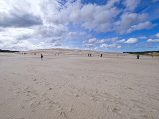Słowiński Park Narodowy jest położony w środkowej części polskiego wybrzeża. Jest położony w środkowej części polskiego wybrzeża. Charakterystycznym elementem parku jest wydmowy pas mierzei z ruchomym © JDziedzic