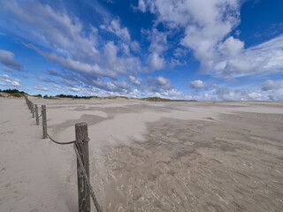 Słowiński Park Narodowy jest położony w środkowej części polskiego wybrzeża. Jest położony w środkowej części polskiego wybrzeża. Charakterystycznym elementem parku jest wydmowy pas mierzei z ruchomym © JDziedzic