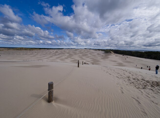 Słowiński Park Narodowy jest położony w środkowej części polskiego wybrzeża. Jest położony w środkowej części polskiego wybrzeża. Charakterystycznym elementem parku jest wydmowy pas mierzei z ruchomym © JDziedzic