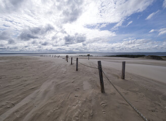 Słowiński Park Narodowy jest położony w środkowej części polskiego wybrzeża. Jest położony w środkowej części polskiego wybrzeża. Charakterystycznym elementem parku jest wydmowy pas mierzei z ruchomym © JDziedzic