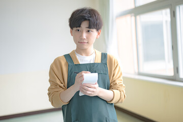 メモするエプロンの男性