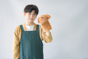 人形と若い男性