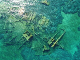 Vista aerea di un relitto sommerso nel mare della Sardegna