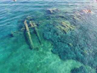 Vista aerea di un relitto sommerso nel mare della Sardegna