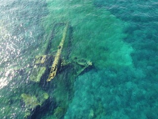 Vista aerea di un relitto sommerso nel mare della Sardegna