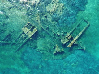 Vista aerea di un relitto sommerso nel mare della Sardegna