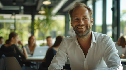 Obraz premium The Smiling Man in Office