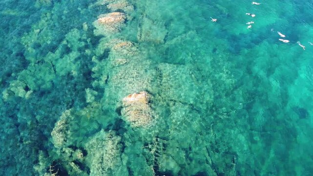 Vista aerea di un relitto sommerso nel mare della Sardegna, il Chrisso vicino a Tavolara.