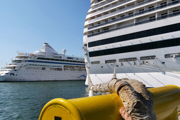 Fotoeindruecke zum Thema Kreuzfahrt auf einem Kreuzfahrtschiff mit lebendigem Bordleben.