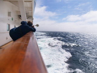 Naklejka premium Fotoeindruecke zum Thema Kreuzfahrt auf einem Kreuzfahrtschiff mit lebendigem Bordleben.