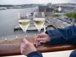 Fotoeindruecke zum Thema Kreuzfahrt auf einem Kreuzfahrtschiff mit lebendigem Bordleben.