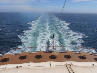 Fotoeindruecke zum Thema Kreuzfahrt auf einem Kreuzfahrtschiff mit lebendigem Bordleben.