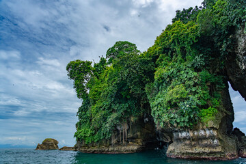 Fototapeta premium Tropical Island in Panama Surrounded by Pristine Ocean, Featuring Stunning Cliffs, Lush Greenery, Exotic Wildlife, and Caribbean Scenery, Ideal for Nature Lovers, Travel, and Adventure Photography