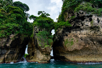 Tropical Island in Panama’s Caribbean Coastline with Lush Greenery, Rugged Cliffs, and Diverse Wildlife Surrounded by Turquoise Ocean Waters – Perfect for Nature and Adventure Photography