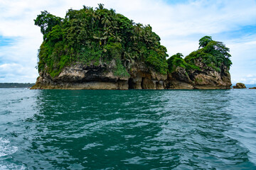 Obraz premium Tropical Paradise of Isla de los Pájaros, Panama, A Scenic Haven with Lush Vegetation, Wildlife, and Exotic Coastal Rock Formations in the Caribbean Sea