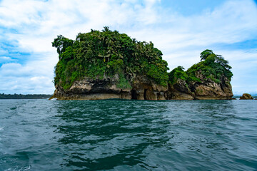 Obraz premium Tropical Paradise of Isla de los Pájaros, Panama, A Scenic Haven with Lush Vegetation, Wildlife, and Exotic Coastal Rock Formations in the Caribbean Sea