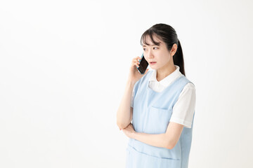 スマホを持って悩む女性