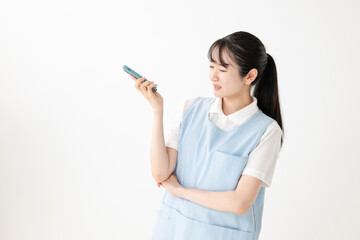 Fototapeta premium スマホを持って悩む女性
