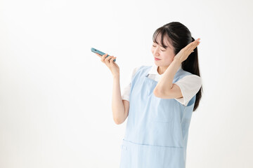 スマホを持って悩む女性