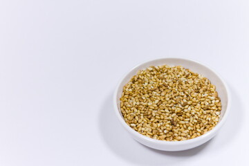 ごま（sesame seeds）をトッピングして風味アップ