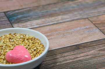 ゴマのシャワーを浴びるハート（sesame and heart）