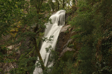 Obraz premium Ribasieira Waterfall with Wooden Path in Porto do Son