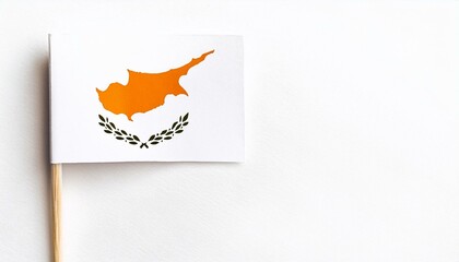 Obraz premium 小さな紙のキプロス共和国の国旗（small paper Cyprus flag） 