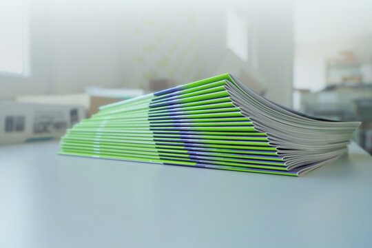 Stitched printing brochures in the bookbindery or print shop. Print sorted with spine. Lettershop or bookbinder.