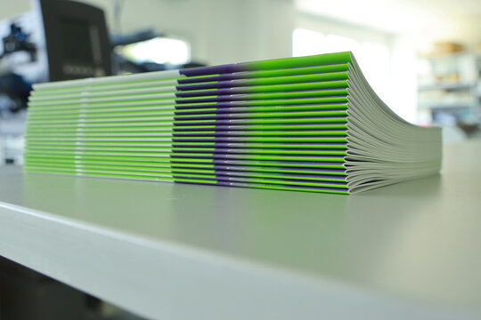 Stitched stapling printing brochures in the bookbindery or print shop. Print sorted with spine. Lettershop or bookbinder.