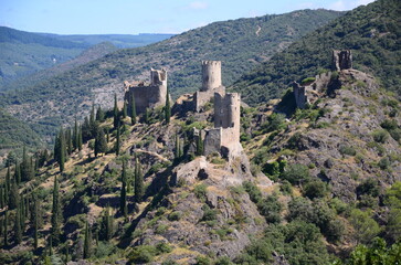 Fototapeta premium VESTIGES DES CHATEAUX CATHARES DE LASTOURS XII - XIII éme SIÈCLE