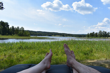Fototapeta premium Paar sonnt sich an einem See in Schweden