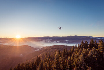 Drohne am Himmel in den Bergen im Schwarzwald