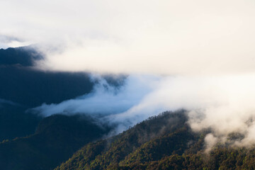 Fototapeta premium Niebla en los Himalayas (Nepal)