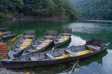 Obraz premium An abandoned boats on Lake coast, Nainital, Uttarakhand, India.