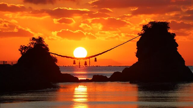 夫婦岩と朝日（大分県佐伯市）