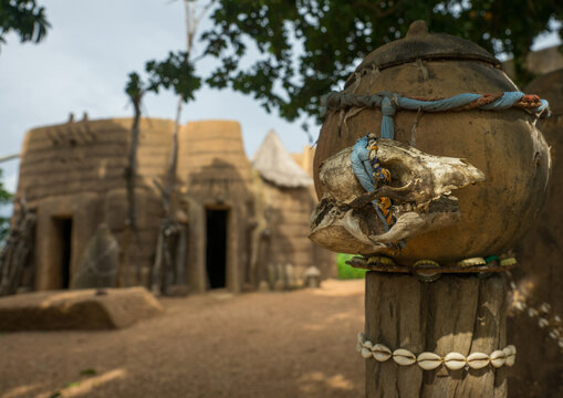 Benin, West Africa, Boukoumb&eacute;, traditional tata somba houses with thatched roofs and granaries