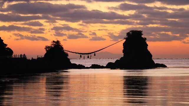 夫婦岩と朝焼け（大分県佐伯市）