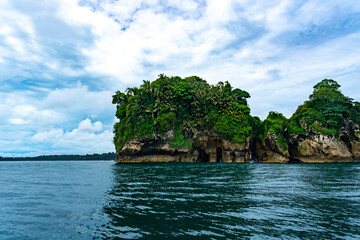 Obraz premium Stunning Tropical Scenery of Isla de los Pájaros in Bocas del Toro, Panama Featuring Lush Vegetation, Wildlife, and Dramatic Coastal Rock Formations in the Caribbean Sea
