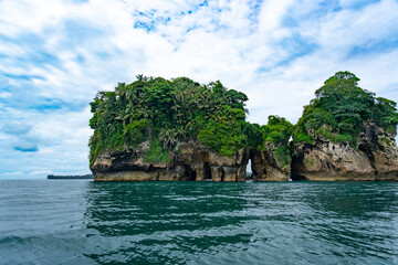 Obraz premium Stunning Tropical Scenery of Isla de los Pájaros in Bocas del Toro, Panama Featuring Lush Vegetation, Wildlife, and Dramatic Coastal Rock Formations in the Caribbean Sea