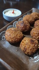 bolinho com carne de jacaré no pantanal 