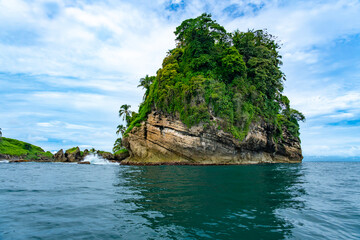 Obraz premium Stunning Tropical Scenery of Isla de los Pájaros in Bocas del Toro, Panama Featuring Lush Vegetation, Wildlife, and Dramatic Coastal Rock Formations in the Caribbean Sea