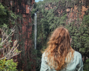 turista na cachoeira dos macacos em vila bel da sant&iacute;ssima trindade, mato grosso 