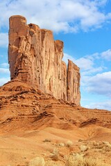 Obraz premium Panoramic picture of the glowing red geological sandstone formations in Monument Valley