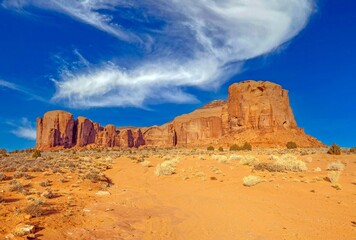 Fototapeta premium Panoramic picture of the glowing red geological sandstone formations in Monument Valley