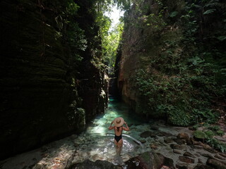 turista no canion do cip&oacute;, em barra do gar&ccedil;as, mato grosso 