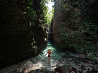 mulher no cânion do cipó, em barra do garças, mato grosso 