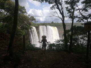 Obraz premium mulher na cachoeira salto utiariti em campo novo do parecis, mato grosso 
